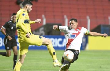 Daniel Mancilla (d) pugna por el balón con un rival.