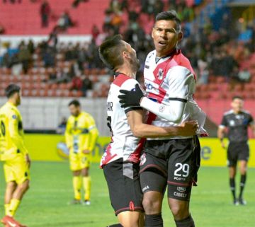 William Álvarez (d) celebra el gol de la victoria.