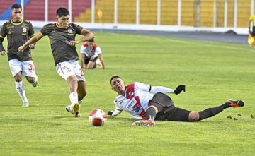 Samuel Galindo (d) trata de detener a su rival.