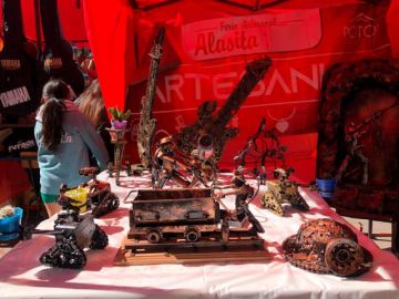 No puede faltar las artesanías relacionadas con Potosí, como los mineros.