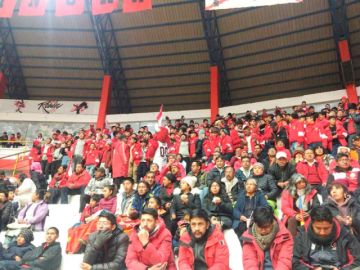 Los hinchas de Pichincha apoyan a su equipo.