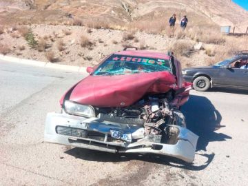 Choque frontal causa daños materiales en un vehículo