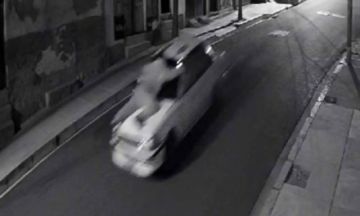 Le robaron y se subió encima del coche de los ladrones: Imágenes de un robo y persecución en La Paz