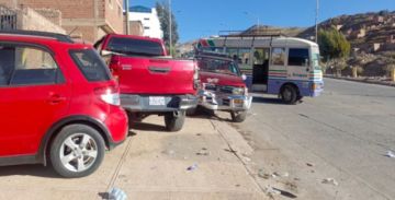 Conductora de vagoneta desata choque en cadena sin heridos en la ciudad de Potosí