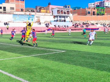 El portero de Wilstermann Cooperativas ataja la pelota.