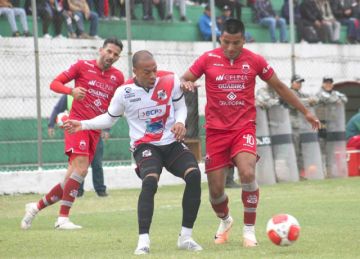 Edisson Restrepo (i) y Mauricio Chajtur disputan la posesión del balón.