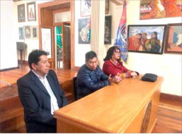 El decano de Artes, Mamani Mamani y Ninoska Saravia.
