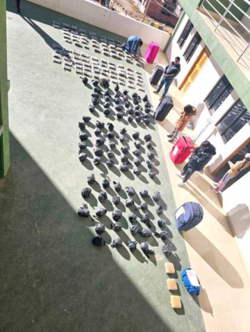 Incautan "narcomaletas" que iban en un minibús