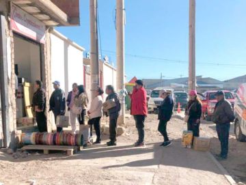 Filas para el envío de encomiendas ayer en cercanías de la terminal interdepartamental.