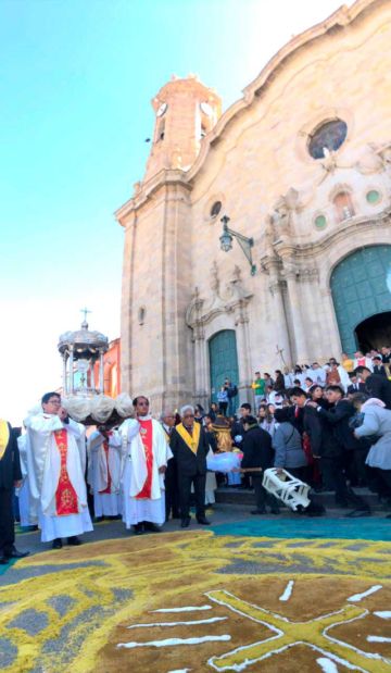 El Santísimo Sacramento salió en solemne procesión.