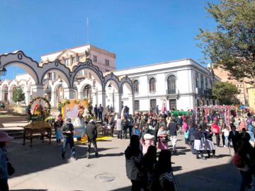 A diferencia de otros años, imágenes de templos de Potosí acompañaron la procesión.