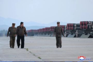 Kim Jong-un guía un ensayo con lanzacohetes múltiples de gran tamaño dirigidos al Sur