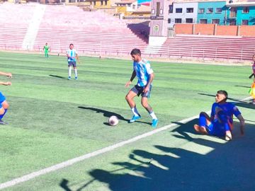 El jugador de Interfi, Daniel Tomas, quita el balón a su rival.