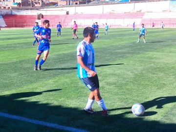 Benito Llano, de Interfi, toca el balón.