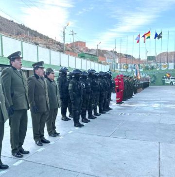 Policía inició aniversario con iza de la bandera