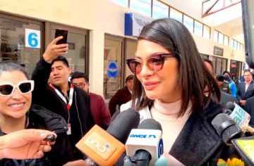 Sheynnis Palacios brinda declaraciones a la prensa.