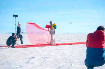 Hubo una sesión de fotos en el majestuoso Salar de Uyuni.