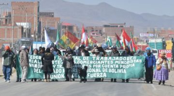 Inicia la marcha de gremiales desde Patacamaya; estiman llegar el lunes a La Paz
