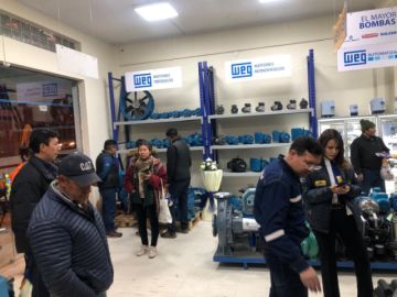 El acto contó con la presencia de invitados especiales y el equipo de la empresa.