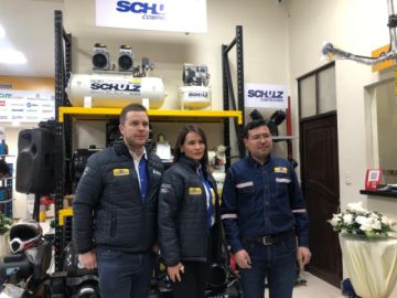 El acto contó con la presencia de invitados especiales y el equipo de la empresa.