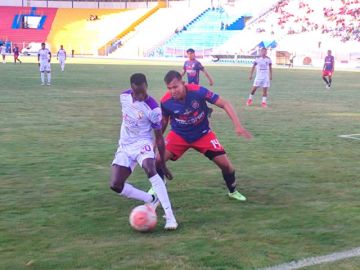El jugador de Real Potosí, Neicer Cuero, controla el balón.