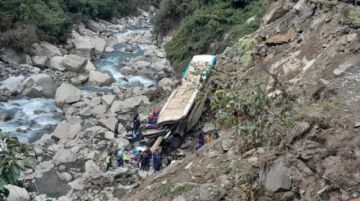 Bus se embarranca en la carretera Apolo – La Paz y causa un muerto y 25 heridos