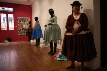 Las cholas de Bolivia representan su “fuerza y libertad” a través de su indumentaria