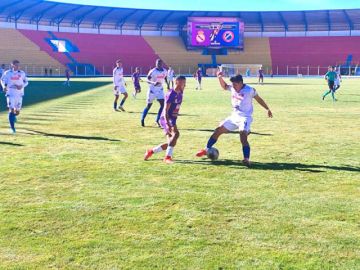 El jugador Raúl Dorado, de Río San Juan Humi, quita la pelota a su rival.