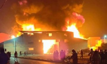 Un incendio arrasa con una planta recicladora de plásticos en El Alto