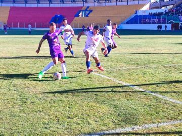 El capitán de Real Potosí, Maximiliano Gómez, controla el balón.