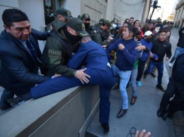 Enfrentamientos en Plaza Murillo.