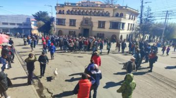 Vecinos y chóferes se agarran a golpes en el intento de desbloqueo