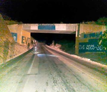 Mujer sale disparada como un "misil" en accidente vial