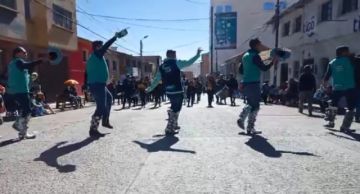 Fraternidades toman las calles en la segunda jornada de convite de Ch'utillos