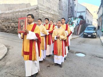 Llegaron más de 200 sacerdotes y 14 obispos del país.