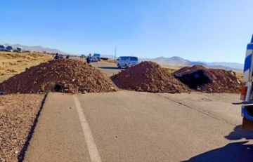 Persiste el bloqueo en la ruta La Paz-Oruro y suspenden viajes interdepartamentales