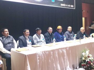 El acto con autoridades en el Teatro Víctor Paz Estensoro.