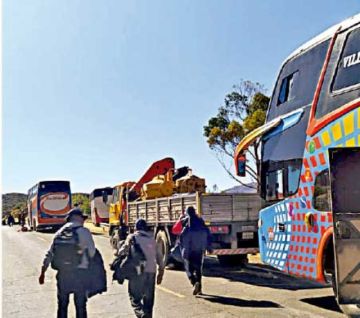 Betanzos: Bloqueo entre  Sucre-Potosí se mantiene