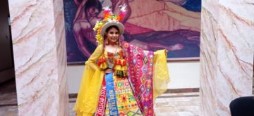 Luz Melyna Velarde presenta el mejor traje típico del Miss Bolivia
