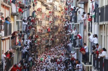 Un herido por asta de toro en un primer encierro de San Fermín muy concurrido