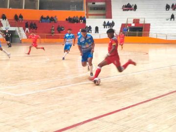 El capitán de Concepción, Rolando Colque, en pleno remate del balón.