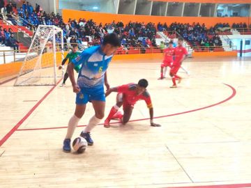 El jugador Ulises Gallegos, de Córdova, controla el balón.