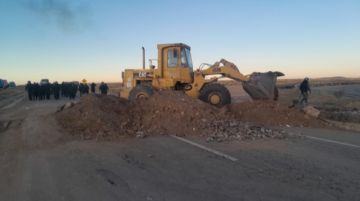 Policía desbloquea la carretera La Paz-Oruro con maquinaria pesada
