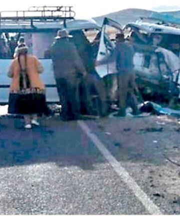 Colisionan minibuses y dejan diez heridos