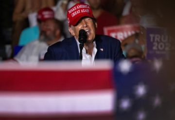 Trump hace escarnio de Biden en su primer mitin tras el debate