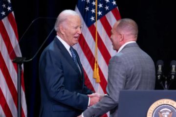 Biden se reúne con el líder demócrata en la Cámara Baja mientras aumenta el descontento