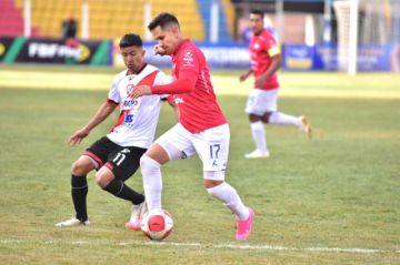 Jorge Rojas (i) trata de pasar la marca de Marvin Bejarano.