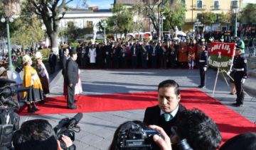 La ofrenda floral en la plaza Murillo de la ciudad de La Paz. APG
