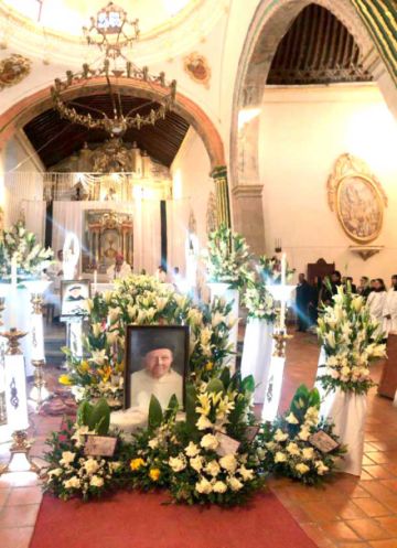 Monseñor Ricardo Centellas celebró la misa de cuerpo presente.