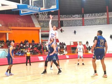 El jugador de Leones, Juan Oberto, en pleno lanzamiento.